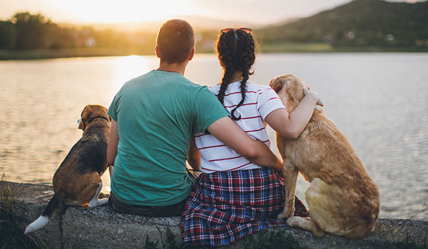 Pareja con dos perros