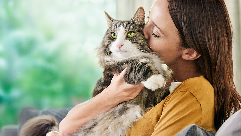 Mujer abrazando a un gato