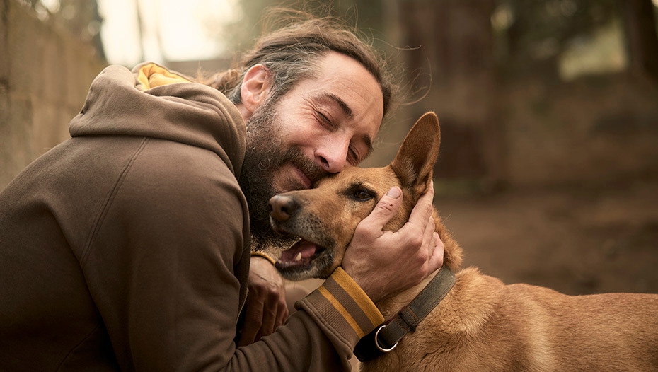 un hombre con un perro