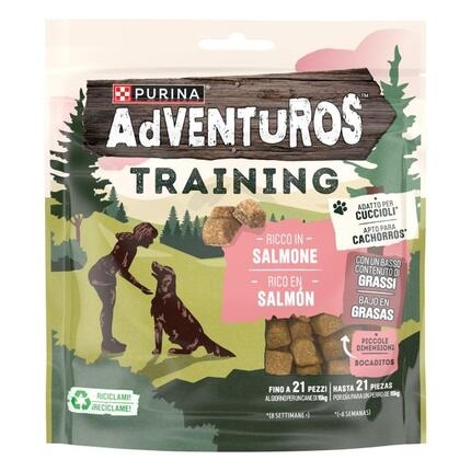 Bolsa de snacks Purina AdVENTUROS Training sabor salmón. Imagen de una mujer entrenando a su perro en el campo.