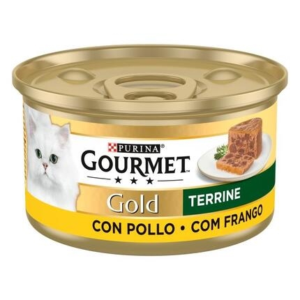 Lata Purina Gourmet Gold Terrine con pollo 85 g, vista lateral con gato blanco.