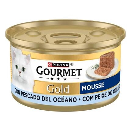 Lata Gourmet Gold Mousse con pescado del océano 85 g, vista lateral con gato blanco.