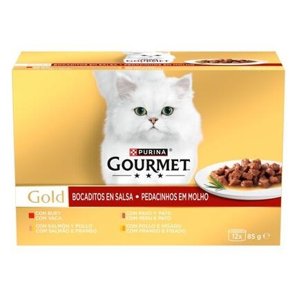 Caja Purina Gourmet Gold Bocaditos en Salsa 12 x 85 g con gato blanco y plato de comida.