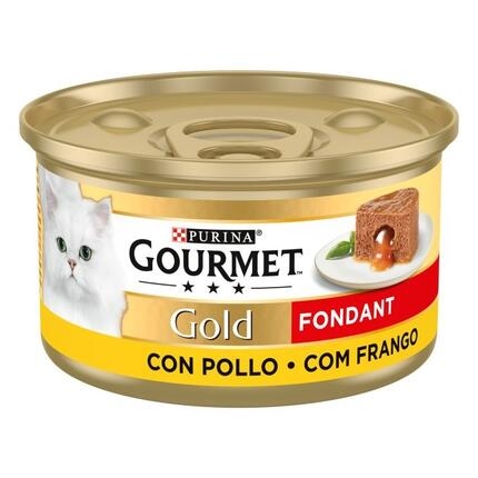 Lata Gourmet Gold Fondant con pollo, vista lateral con imagen de la receta y gato blanco.