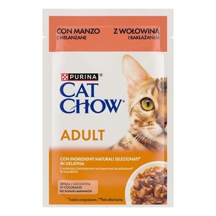 Sobre Purina Cat Chow Adult con ternera y berenjena en gelatina, imagen frontal con gato. Trocitos Cat Chow en gelatina con t