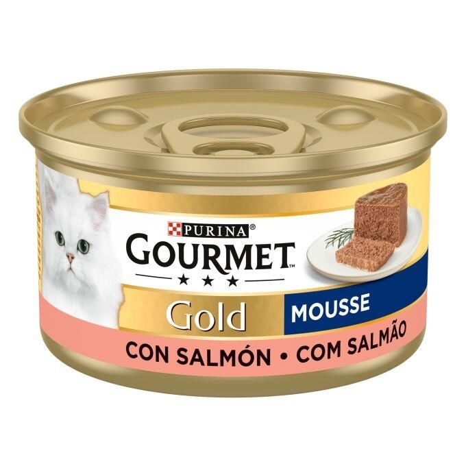 Lata Purina Gourmet Gold Mousse con salmón 85 g, vista lateral con gato blanco.