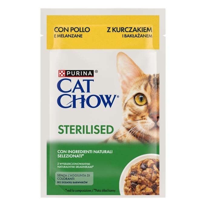 Sobre Purina Cat Chow Sterilised con pollo y berenjena en salsa, imagen frontal con gato.