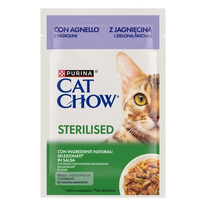 Sobre Purina Cat Chow Sterilised con cordero y judías verdes en salsa, imagen frontal con gato.
