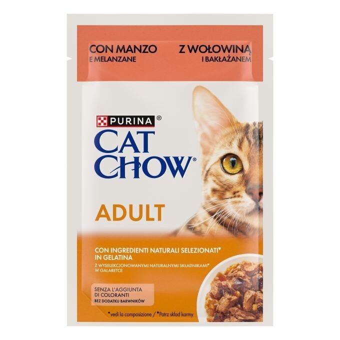 Sobre Purina Cat Chow Adult con ternera y berenjena en gelatina, imagen frontal con gato. Trocitos Cat Chow en gelatina con t