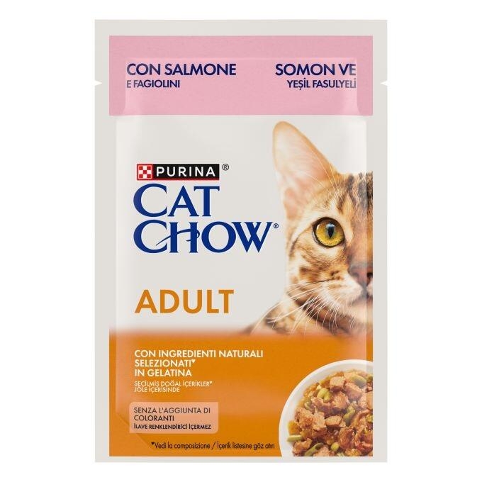 Sobre Purina Cat Chow Adult con salmón y judías verdes en gelatina, imagen frontal con gato.
