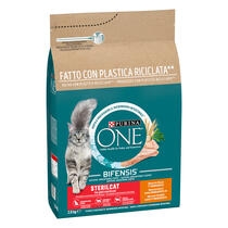 PURINA ONE® Esterilizado Rico en pollo y trigo Vista Frontal