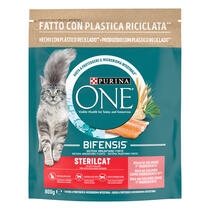 PURINA ONE® Esterilizado Rico en salmón y trigo Vista Frontal