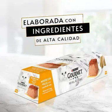 PURINA® GOURMET™ REVELATIONS™ Pirámide de Mousse, con Pollo y cascada de Salsa Vista Lateral