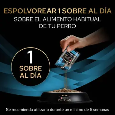 Mano espolvoreando el producto sobre el pienso del perro