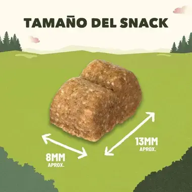 Infografía del tamaño del snack Purina AdVENTUROS: dimensiones aproximadas de 8 mm por 13 mm sobre fondo de campo.