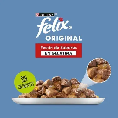 Publicidad de Purina Felix con plato de trozos de carne en gelatina, logo "Sin colorantes" y fondo azul.