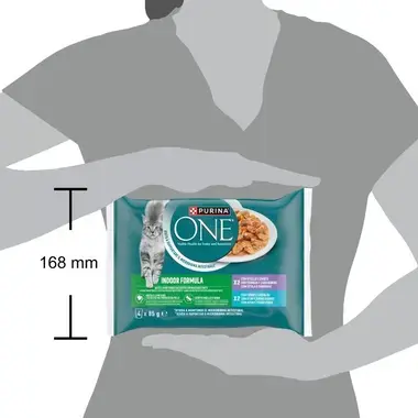 Multipack Purina ONE Indoor Formula junto a una silueta humana con referencia de tamaño de 168 mm.