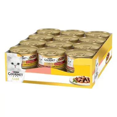 Bandeja con varias latas Purina Gourmet Gold Bocaditos en Salsa con salmón y pollo.