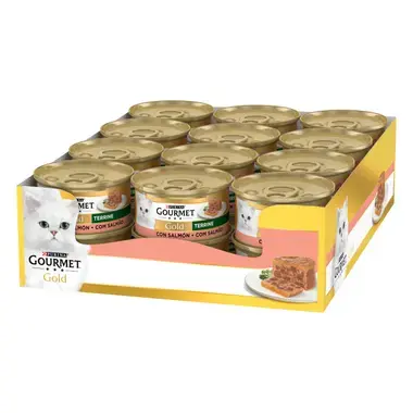 Bandeja con varias latas Purina Gourmet Gold Terrine con salmón sobre fondo negro.