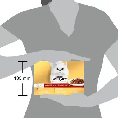 Caja de Purina Gourmet Gold sostenida por una persona; se indica altura de 135 mm.