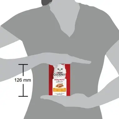 Pack Gourmet Mon Petit Intense sostenido por una persona; se indica altura de 126 mm.