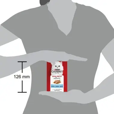 Pack Gourmet Mon Petit Intense sostenido por una persona; se indica altura de 126 mm.