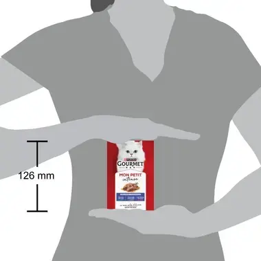 Pack Gourmet Mon Petit Intense sostenido por una persona; se indica altura de 126 mm.