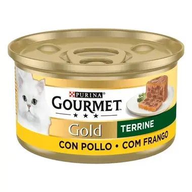Lata Purina Gourmet Gold Terrine con pollo 85 g, vista lateral con gato blanco.