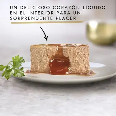 Porción de Gourmet Gold Fondant cortada con corazón líquido y texto sobre su relleno interior.