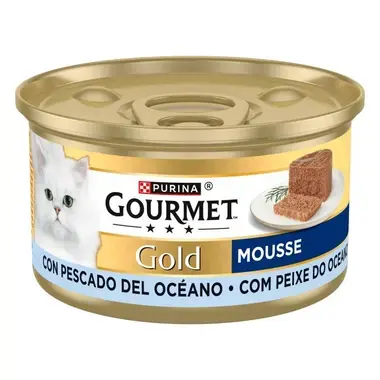 Lata Gourmet Gold Mousse con pescado del océano 85 g, vista lateral con gato blanco.