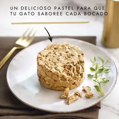 Tartelette Gourmet Gold servida en plato con texto sobre pastel para saborear cada bocado.
