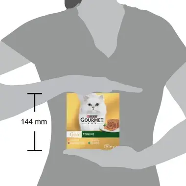 Caja Purina Gourmet Gold Terrine sostenida por una persona; se indica altura de 144 mm.