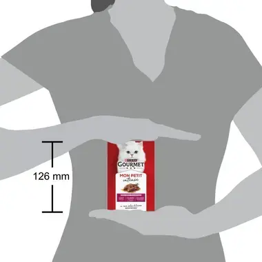Pack Gourmet Mon Petit Intense sostenido por una persona; se indica altura de 126 mm.