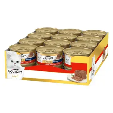 Bandeja con varias latas Purina Gourmet Gold Mousse con buey y foto del producto servido.