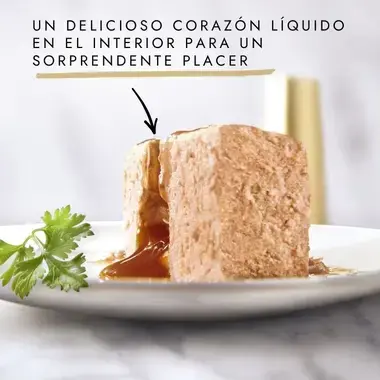 Porción de Gourmet Gold Fondant con corazón líquido, servida en plato con perejil.