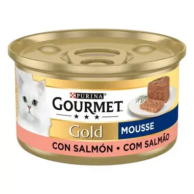 Lata Purina Gourmet Gold Mousse con salmón 85 g, vista lateral con gato blanco.