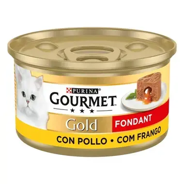 Lata Gourmet Gold Fondant con pollo, vista lateral con imagen de la receta y gato blanco.