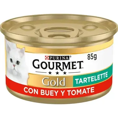 Lata Gourmet Gold Tartelette con buey y tomate, vista frontal con gato blanco.
