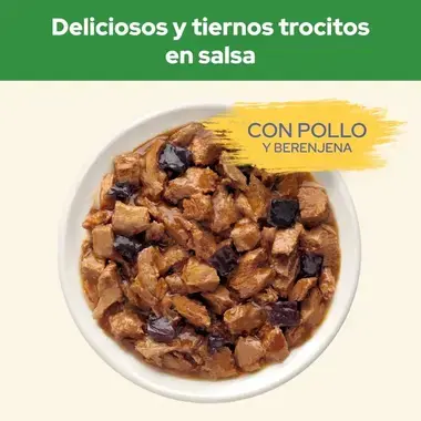 Trocitos Cat Chow en salsa con pollo y berenjena servidos en un cuenco.