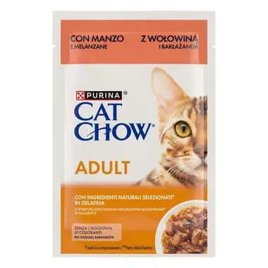 Sobre Purina Cat Chow Adult con ternera y berenjena en gelatina, imagen frontal con gato. Trocitos Cat Chow en gelatina con t