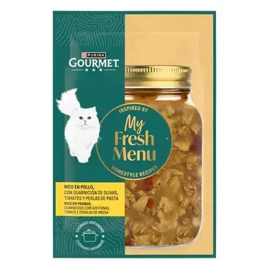Envase Gourmet My Fresh Menu rico en pollo con guarnición de olivas, tomates y perlas de pasta.