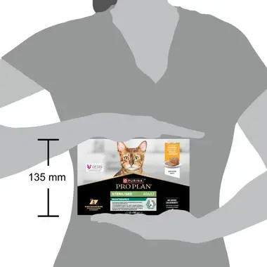 Referencia de tamaño del pack Purina Pro Plan Sterilised Adult Maintenance para gatos, de 135 mm de altura, sostenido entre l