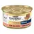 Lata Purina Gourmet Gold Mousse con salmón 85 g, vista lateral con gato blanco.