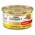 Lata Gourmet Gold Fondant con pollo, vista lateral con imagen de la receta y gato blanco.