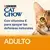 Purina Cat Chow Adult con vitamina E para apoyar las defensas naturales, junto a un gato.