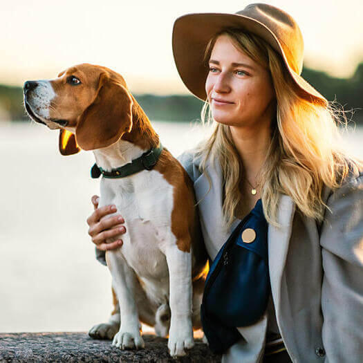 Mujer con un Beagle cerca del río