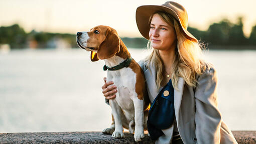 Mujeres con Beagle cerca del río