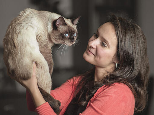 Mujer sosteniendo a un gato
