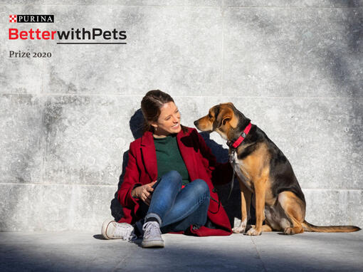 Premio Better with Pets mujer sentada con un perro
