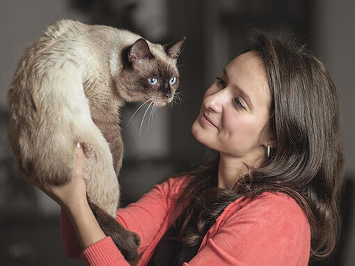 Mujer sosteniendo a un gato